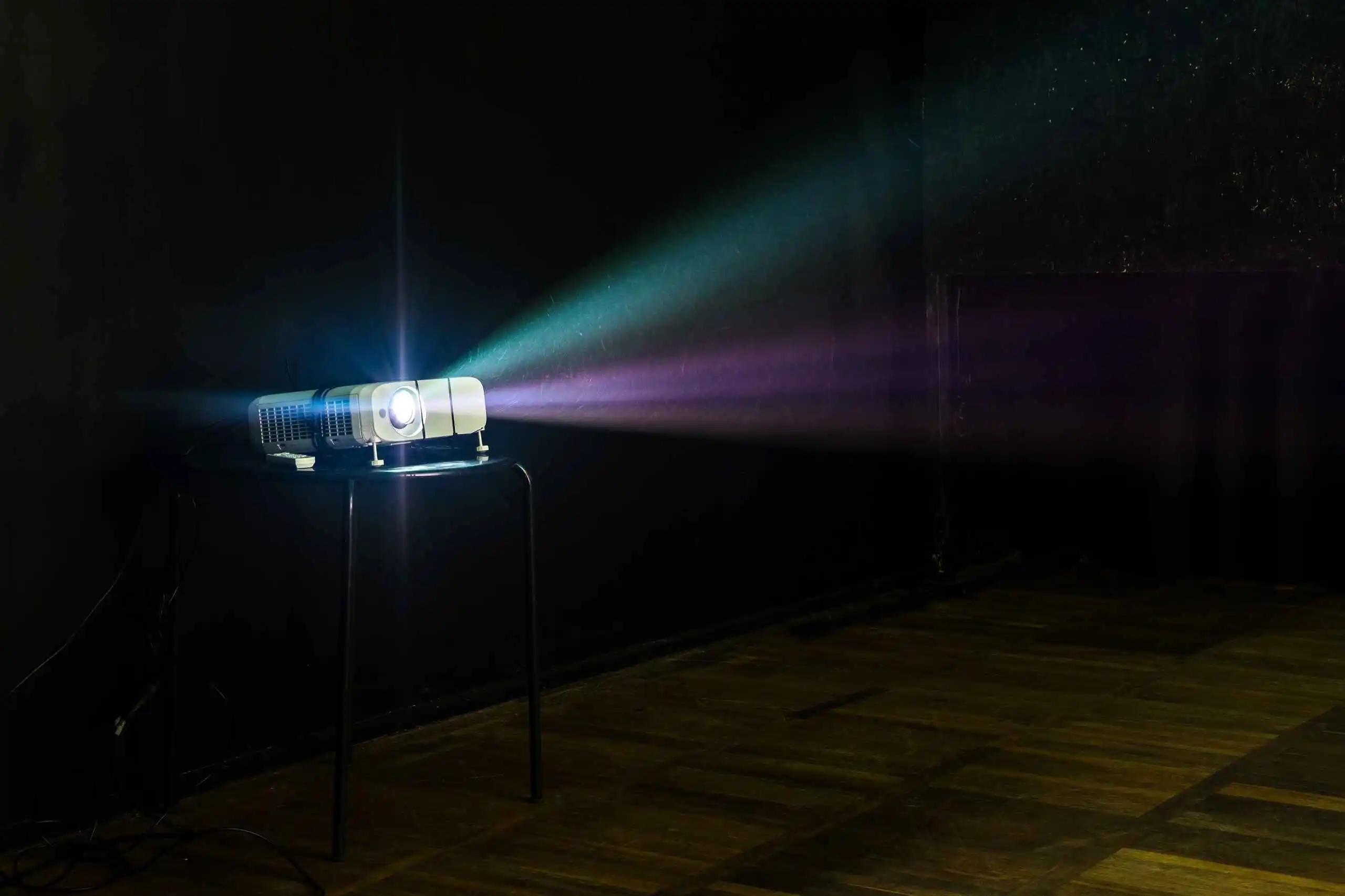 Close Up Multimedia Projector With Colourful Rays Light Projecting Screen (1)